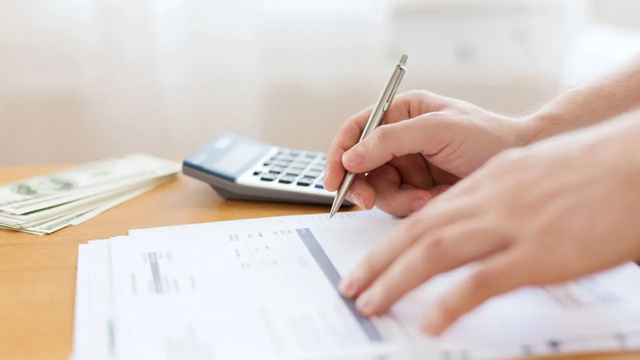 Сферы, в которых больше всего сократились реальные зарплаты казахстанцев, назвали в Нацбанке