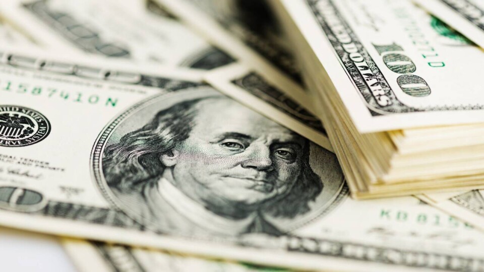 Биржевой курс доллара упал до 450 тенге перед выходными