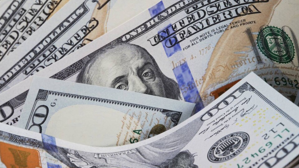 Курс доллара на бирже вырос на 2,5 тенге