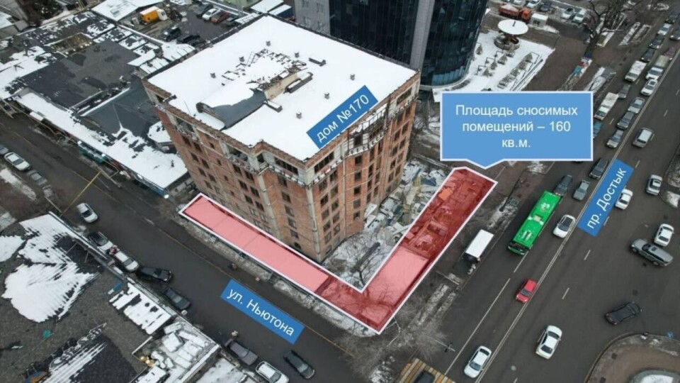 Незаконные торговые павильоны сносят в центре Алматы