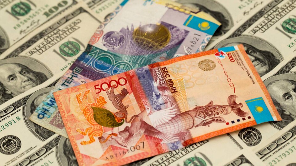 Курс доллара снизился к тенге на бирже перед выходными