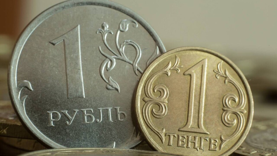 Падает вслед за долларом: Нацбанк установил официальный курс рубля в Казахстане на 5 апреля