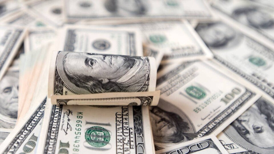 В обменниках Астаны доллары продают уже по 463 тенге
