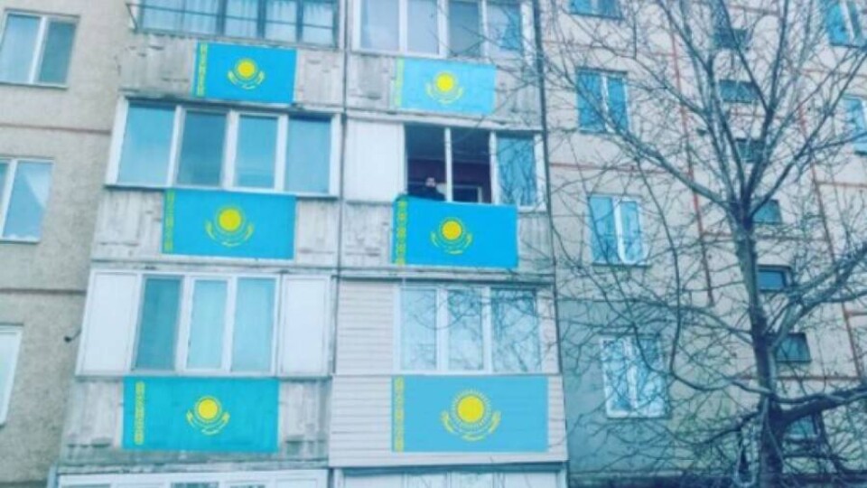 "Подняли чувство патриотизма". В селе под Алматы акимат пририсовал к домам флаги РК в фотошопе