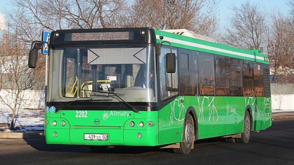 В Алматы наказали водителя автобуса, который рулил локтями со смартфоном в руках