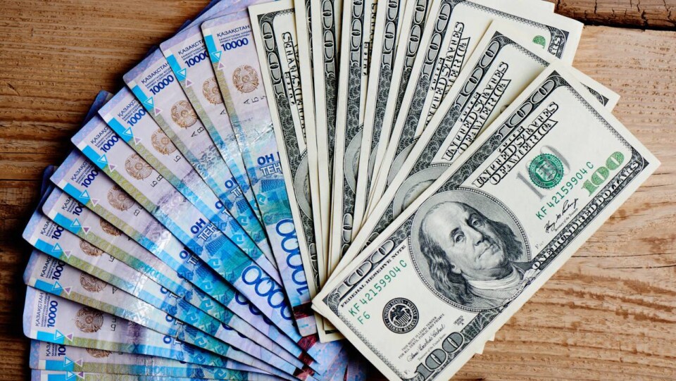 Курс доллара немного снизился к тенге перед выходными
