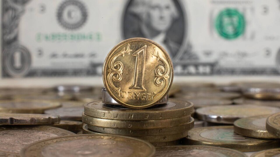 Доллар начал неделю на бирже с укрепления сразу на 4 тенге