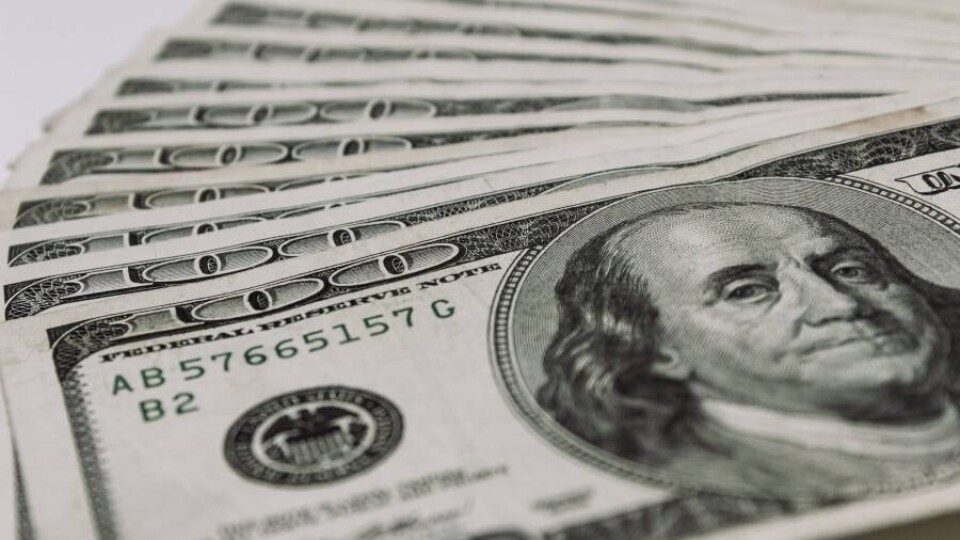 Доллар немного подорожал, рубль опустился ниже 6 тенге на бирже перед выходными