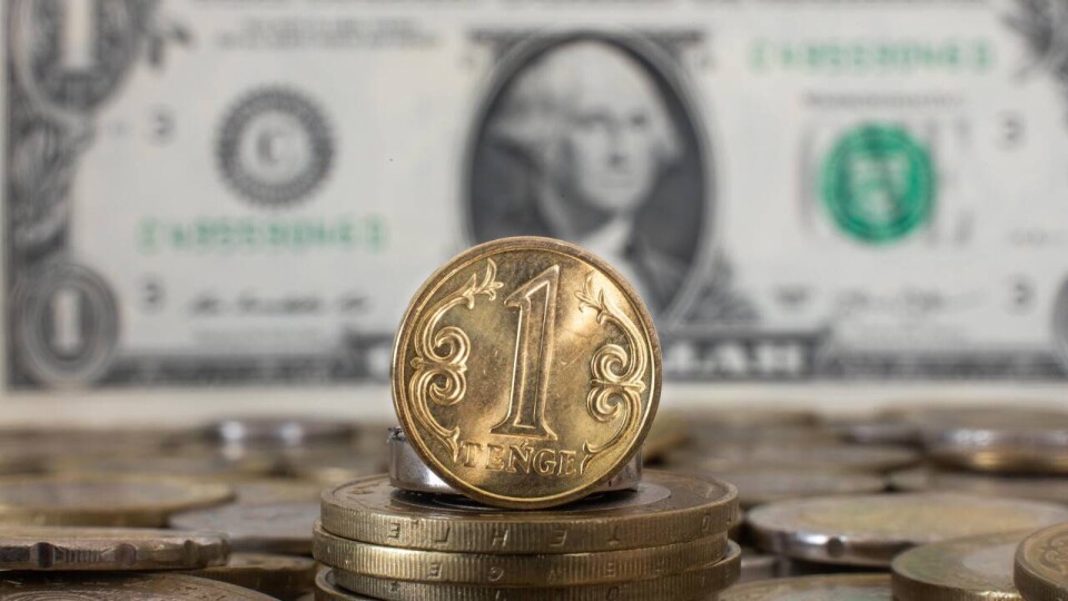 Курс доллара снизился к тенге на биржевых торгах