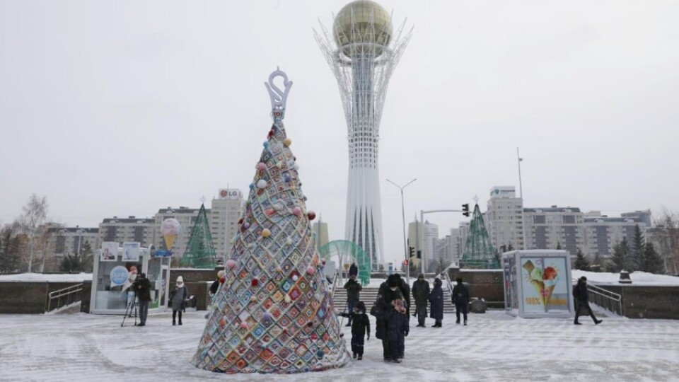 Шестиметровую ёлку из вязаных квадратных мотивов открыли в Нур-Султане