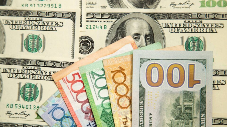 Курс доллара вырос на бирже почти на 2 тенге