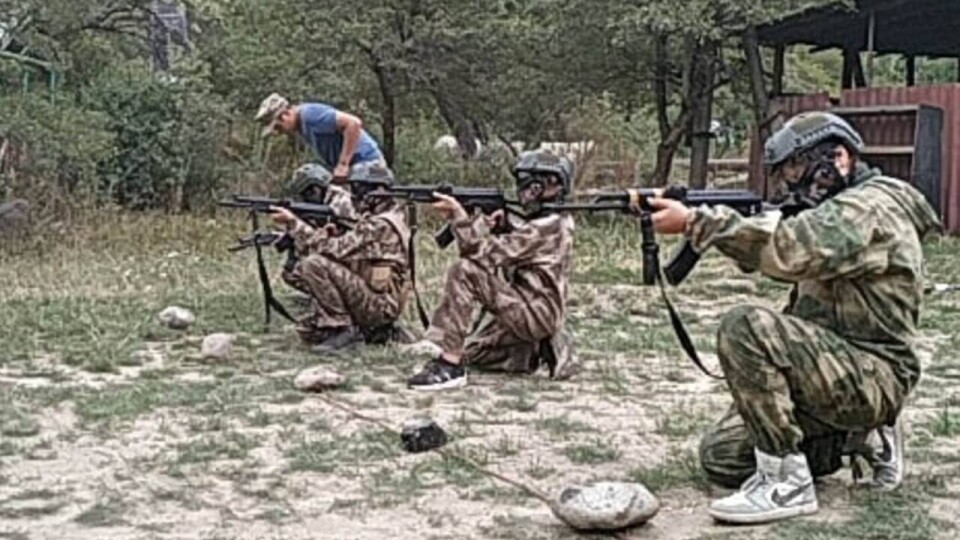 В Казахстане работают детские лагеря с военным уклоном по российской франшизе. Легально ли это