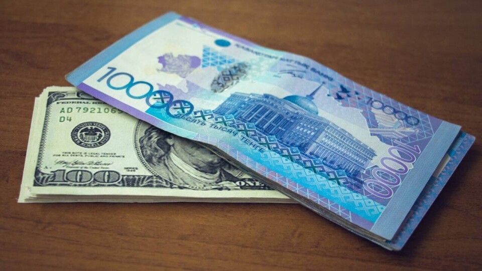 Курс доллара упал на бирже сразу на три тенге
