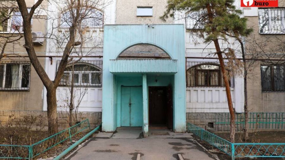 Алматинка выбросилась из окна с тремя детьми: в полиции назвали причину суицида