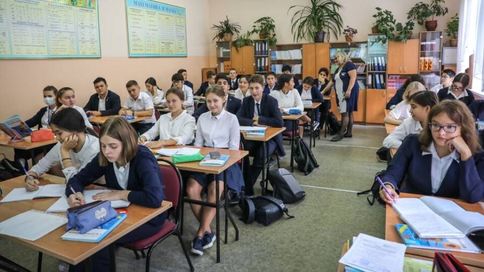 Могут ли уроки в школах завершаться поздно вечером, разъяснили в МОН
