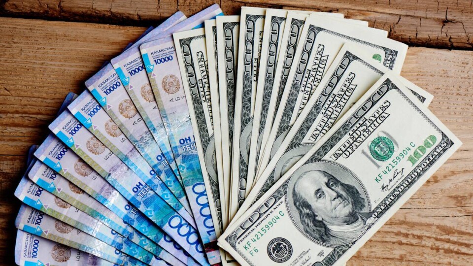 Падение тенге к доллару на бирже остановилось