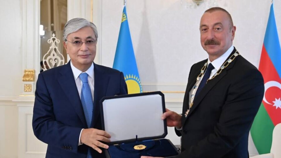 Токаев наградил президента Азербайджана орденом "Алтын Қыран"