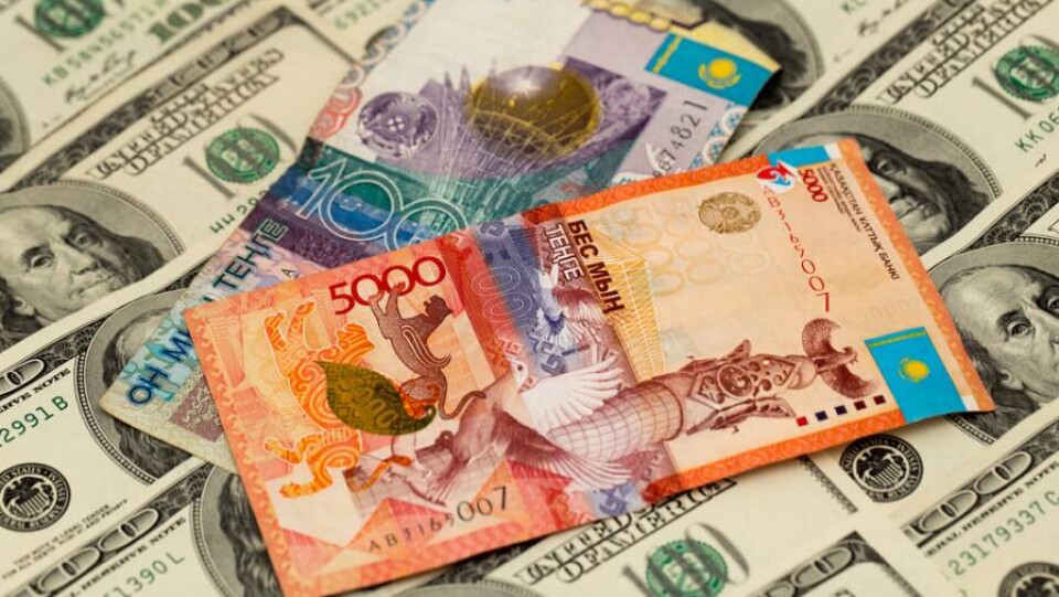 Доллар подешевел на семь тенге по итогам торгов на бирже