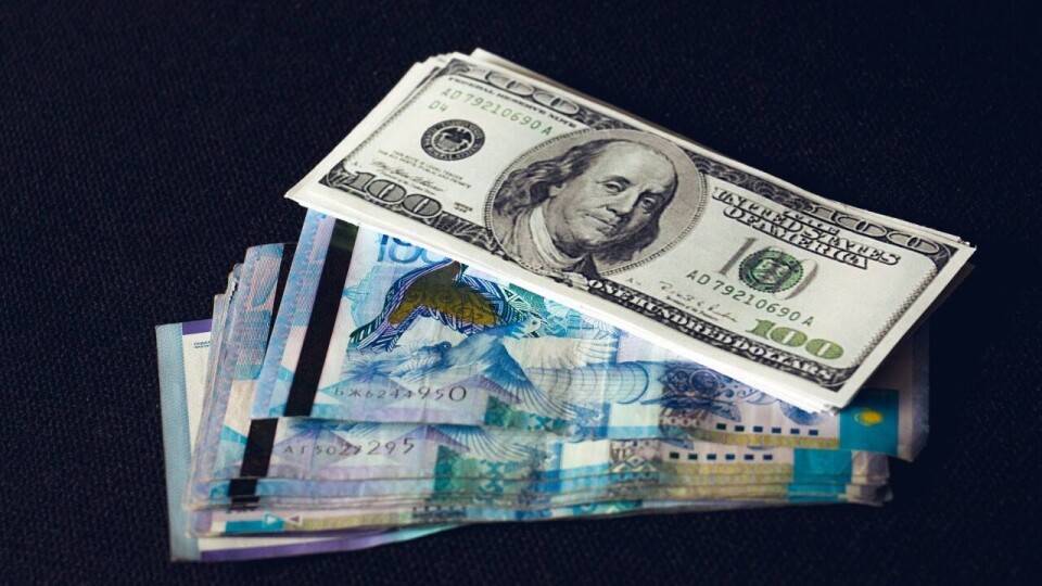 Курс доллара снизился почти на 2 тенге на бирже 29 апреля