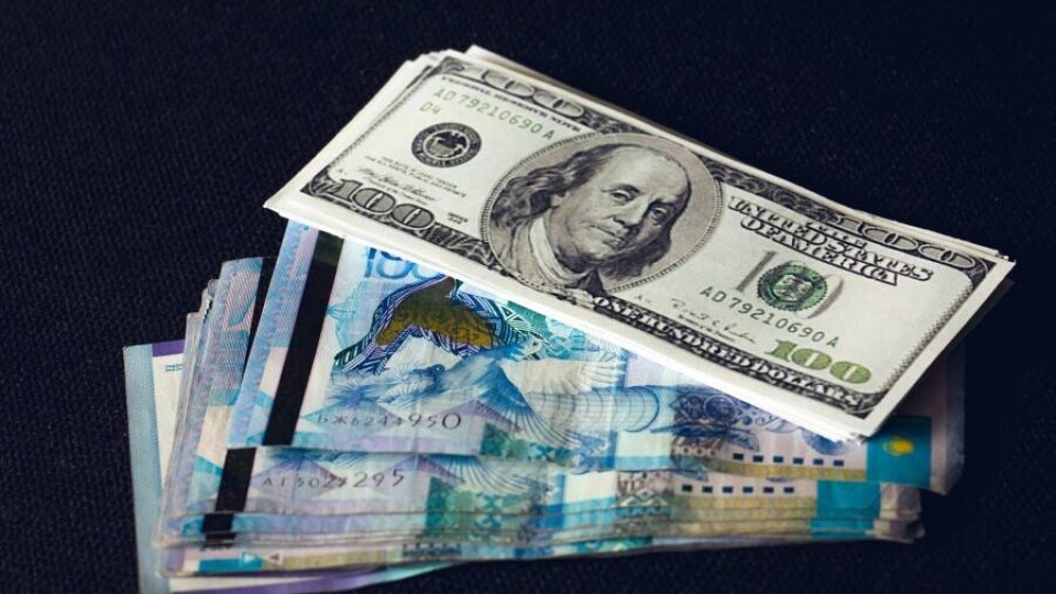 Доллар на бирже подорожал менее чем на 1 тенге перед выходными