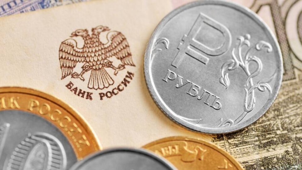 Курс рубля снизился к тенге на бирже и в обменниках