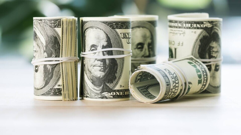 Курс доллара снизился на 2 тенге на бирже