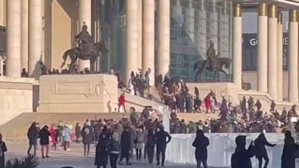 Массовые протесты из-за угольного скандала в Улан-Баторе: толпа ворвалась в здание правительства