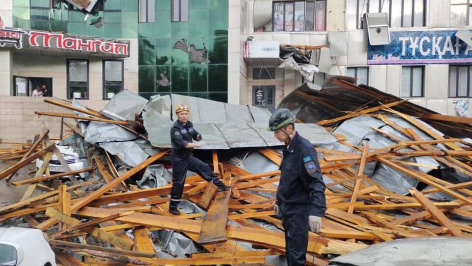 Обшивка и крыша торгового дома упали на летнее кафе в Павлодаре, есть пострадавшие
