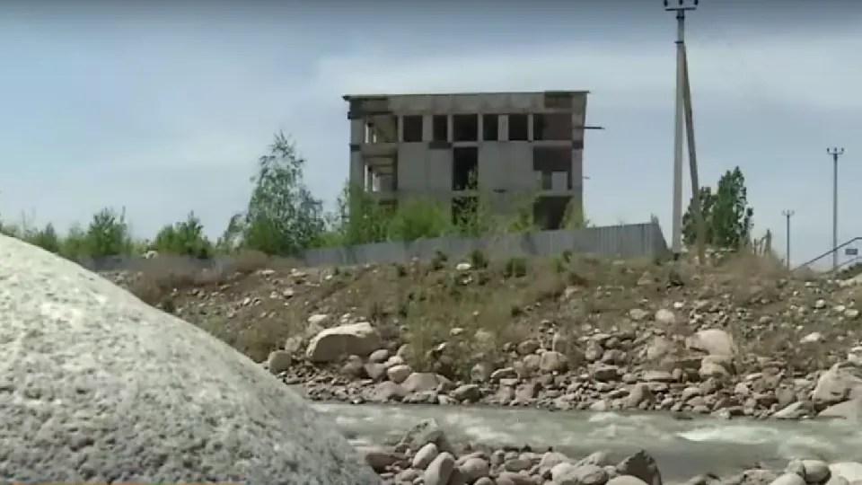 Гостиницу строят близ реки Талгар / Кадр из сюжета "31 канала"