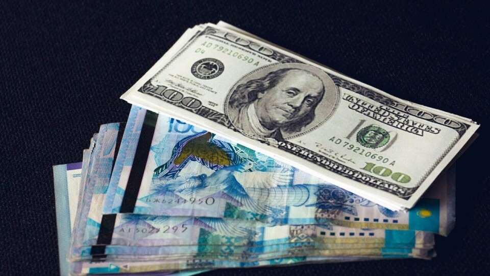 Доллар немного укрепился к тенге на бирже
