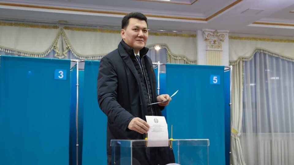 "Реформы президента нашли отклик в обществе". Ерлан Карин проголосовал на выборах в мажилис и маслихаты