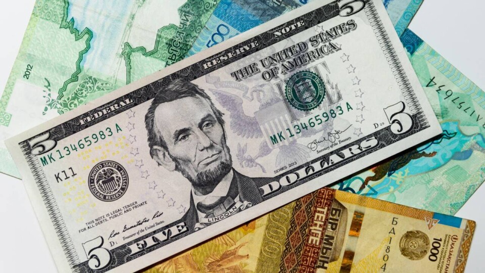 Курс доллара продолжил падение к тенге на бирже 8 февраля