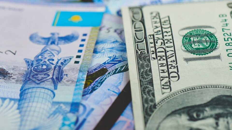 Курс доллара на бирже упал почти на 8 тенге