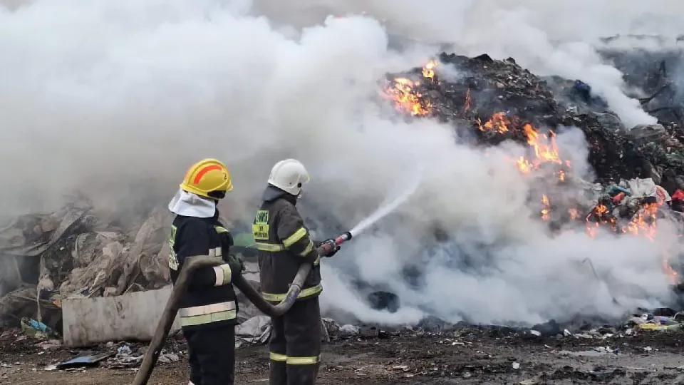 Тушение пожара на свалке в Алматинской области / Фото МЧС РК