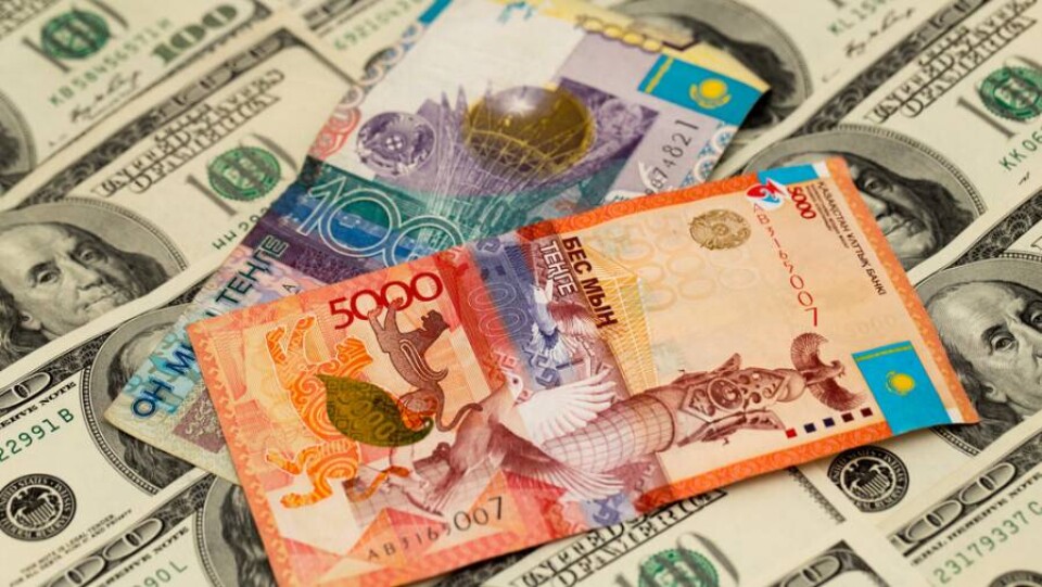 Тенге немного укрепился на бирже к доллару, но ослаб к рублю