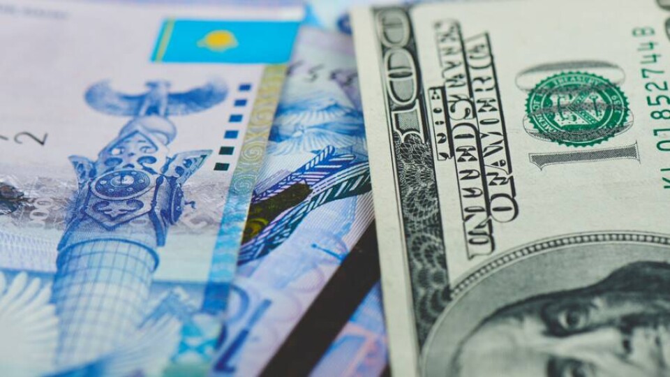 Тенге cнова ослаб к доллару на KASE