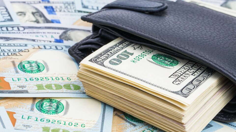 Курс доллара снизился на 9 тенге на бирже перед выходными