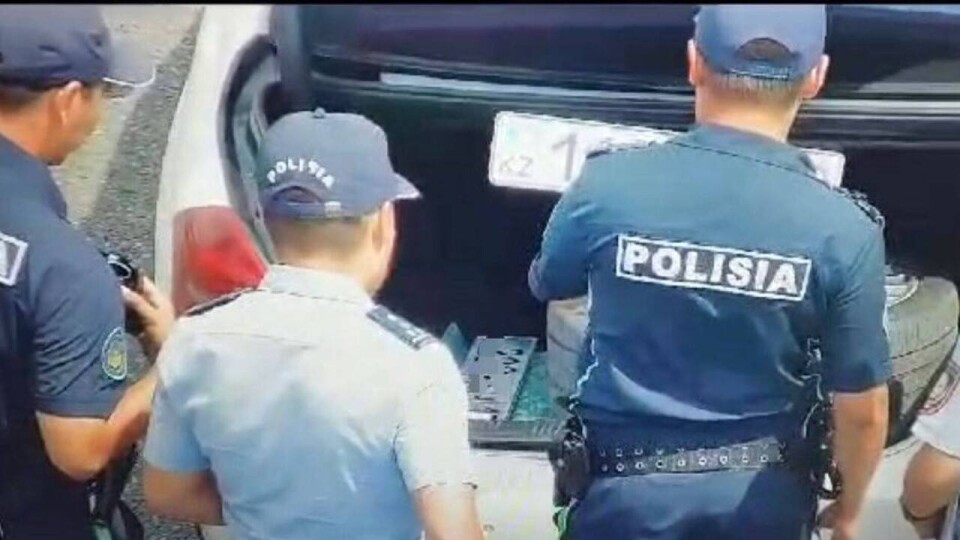 В Шымкенте водитель менял номера на автомобиле по пути, пытаясь обмануть камеры