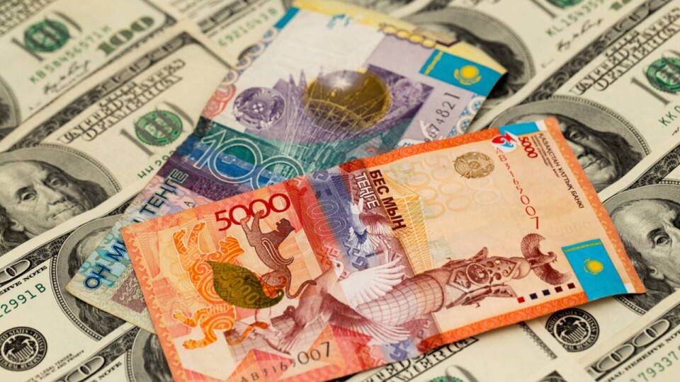 Курс доллара упал на бирже почти на 4 тенге