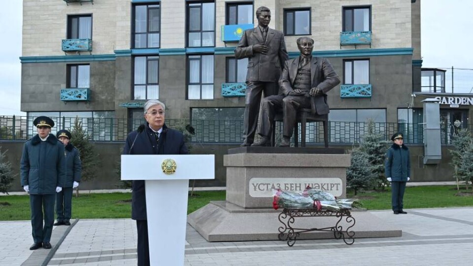 Президент открыл памятник Мухтару Ауэзову и Кайыму Мухамедханову в Семее