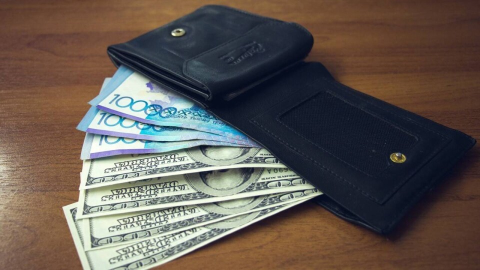 Курс доллара упал на 6 тенге на бирже 22 января