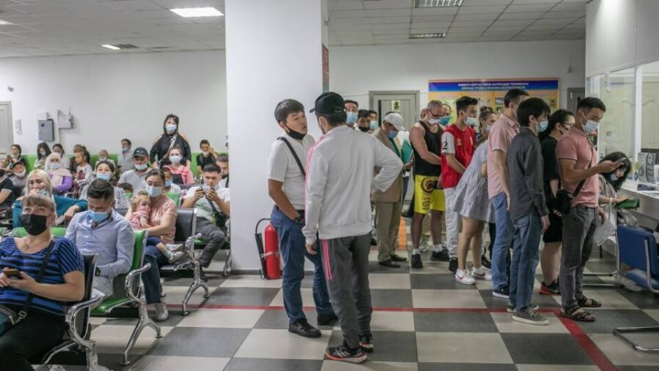 В ЦОНах Казахстана появились очереди после отмены обязательной брони