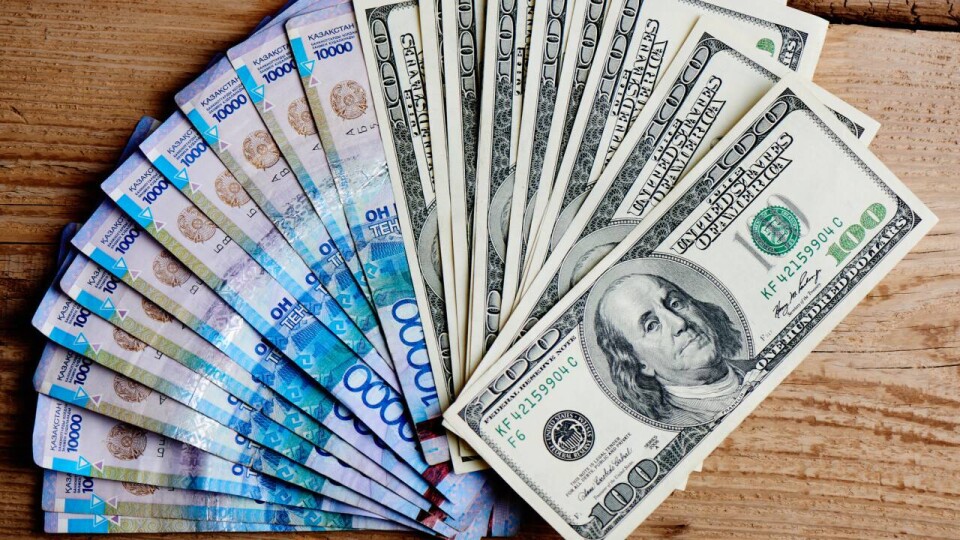 Как изменился курс доллара к тенге на бирже 13 июня