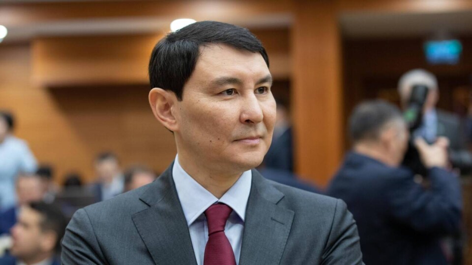 Почему Казахстан продолжает брать у международных банков кредиты в долларах, объяснил глава Минфина
