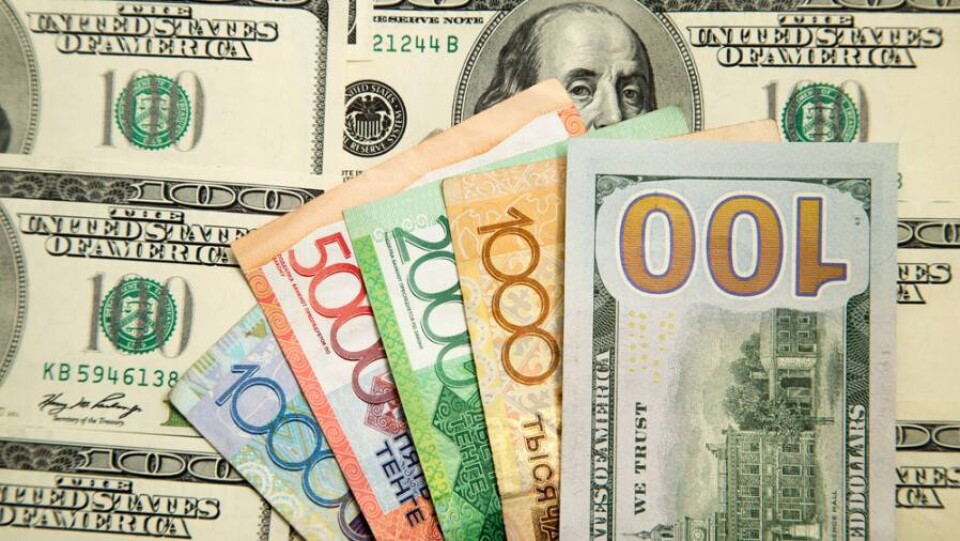 Тенге укрепился к доллару на бирже перед выходными
