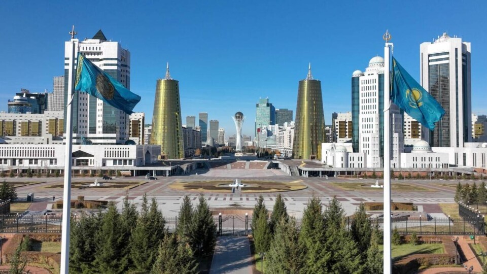 Перед Акордой торжественно подняли государственный флаг в честь Дня Республики