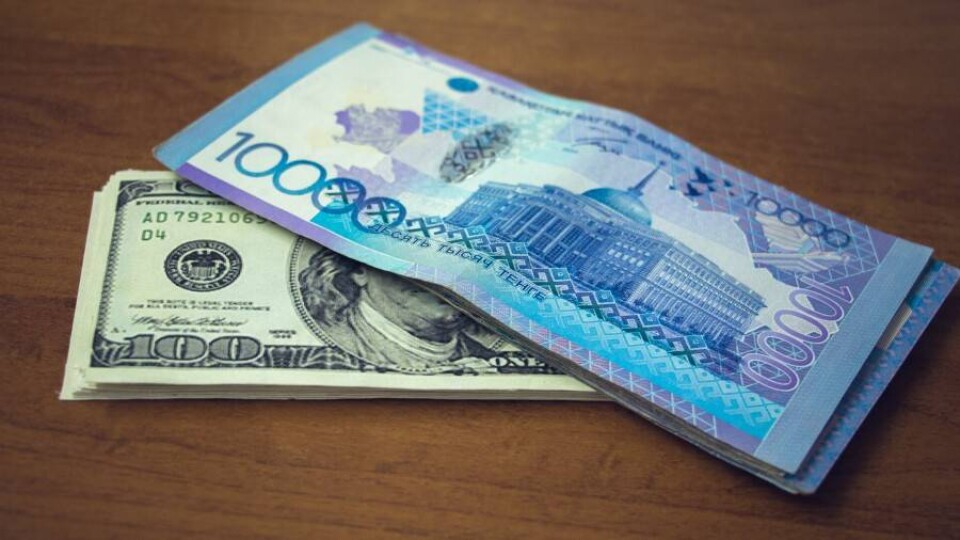 Курс доллара начал неделю с роста на бирже
