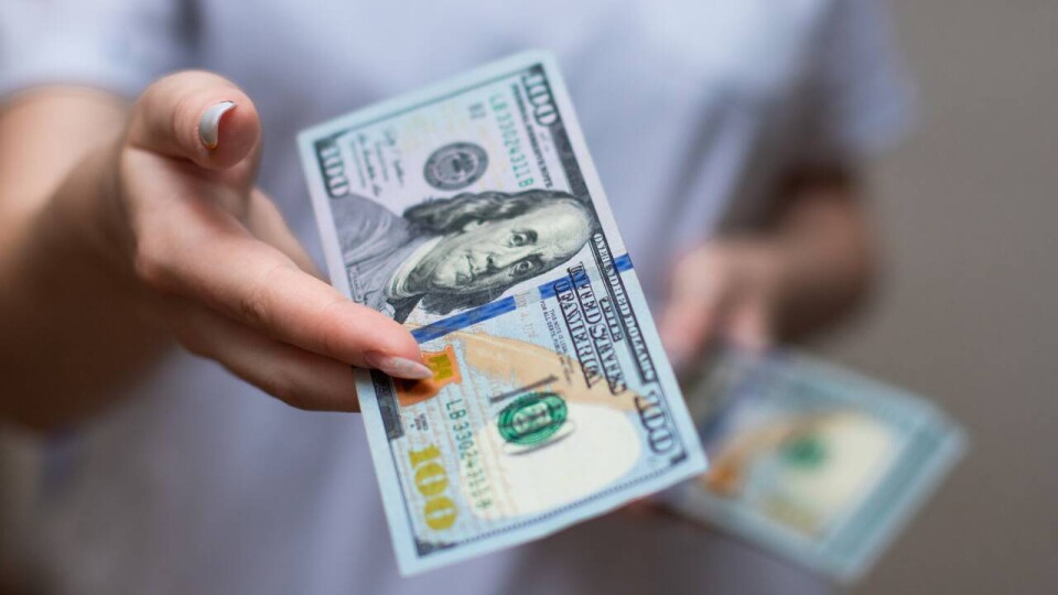 Курс доллара вновь вырос к тенге на бирже