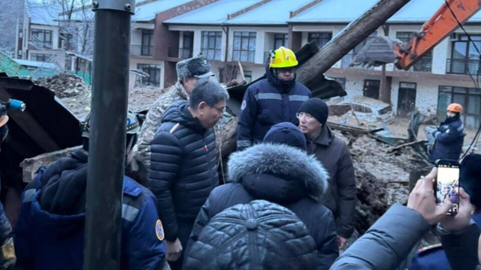 "Поиск людей – в приоритете". Досаев прибыл на место схода грунта на дома в Алматы
