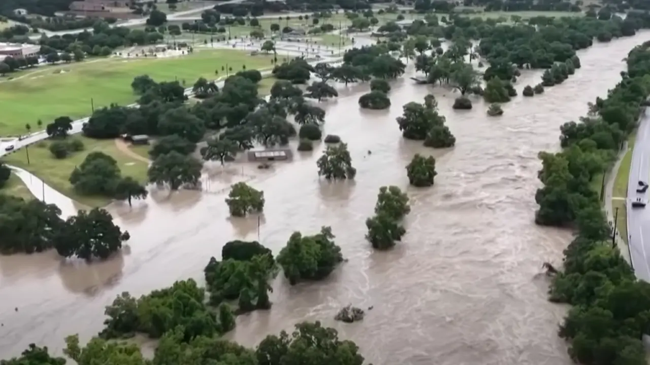 Наводнение в Техасе / скриншот из видео YouTube-канала Austin American-Statesman